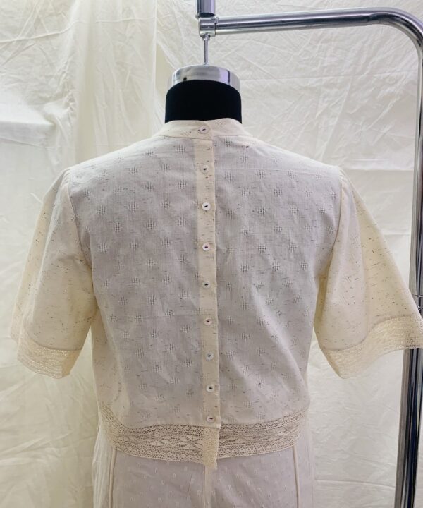 BACK BUTTONED TOP